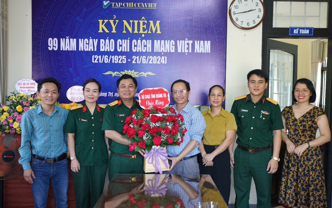 Bộ Chỉ huy Qu&acirc;n sự tỉnh tặng hoa ch&uacute;c mừng